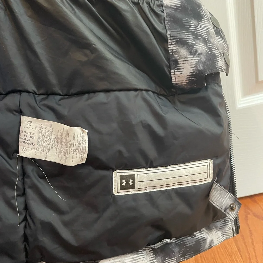 Under Armour storm proof ski/snow jacket Boys size M